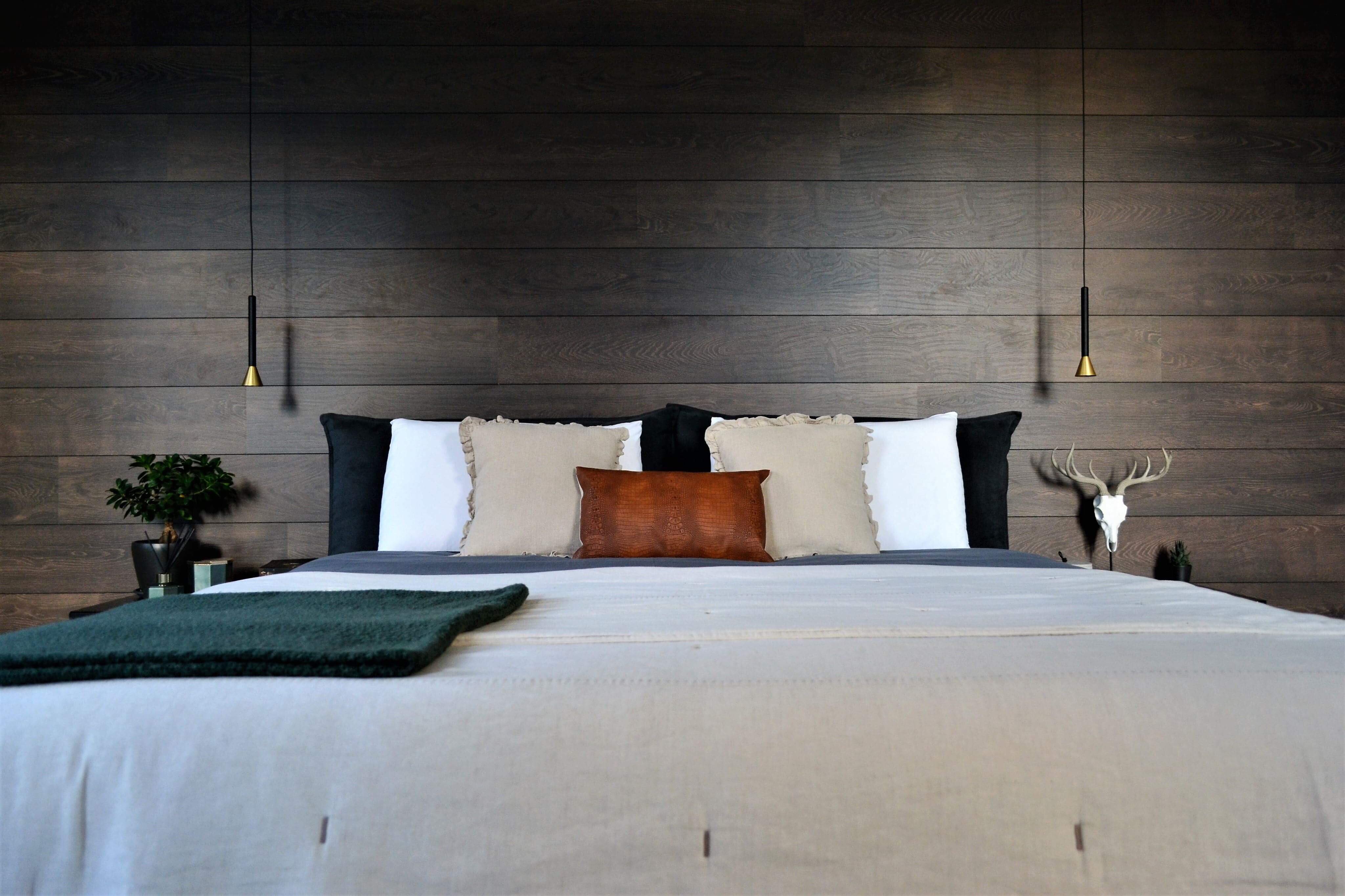 Frontal Photo - Bed and Bed Side tables